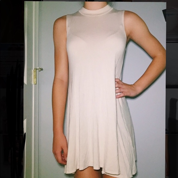 Stylish flowy dress - Picture 2 of 2